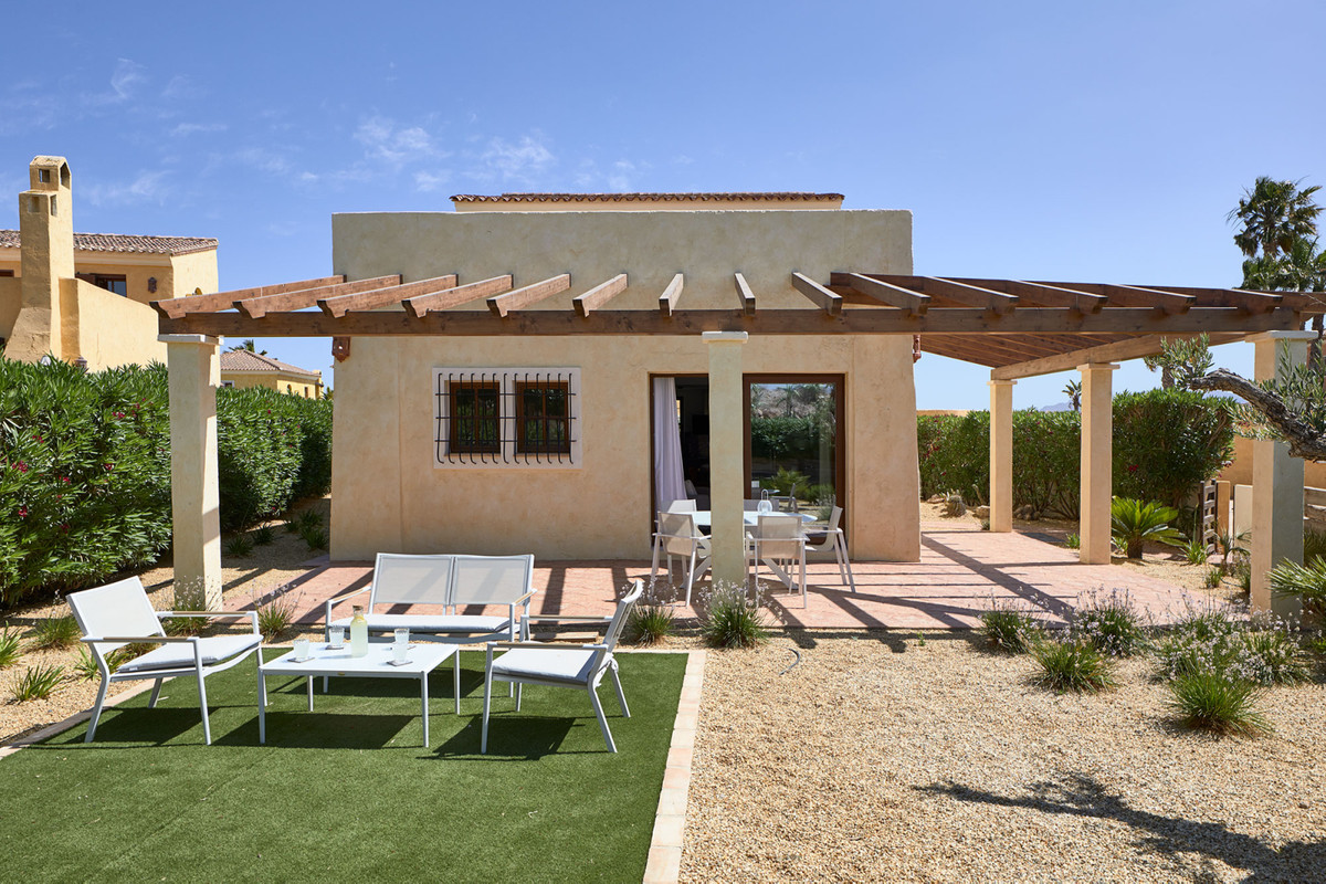 Villa de lujo en Desert Springs, Almería, Villa de lujo 4 dormitorios en Desert Springs, Almería. Vistas al golf, jardines privados, piscinas. Acabados premium. ¡Exclusividad y confort!