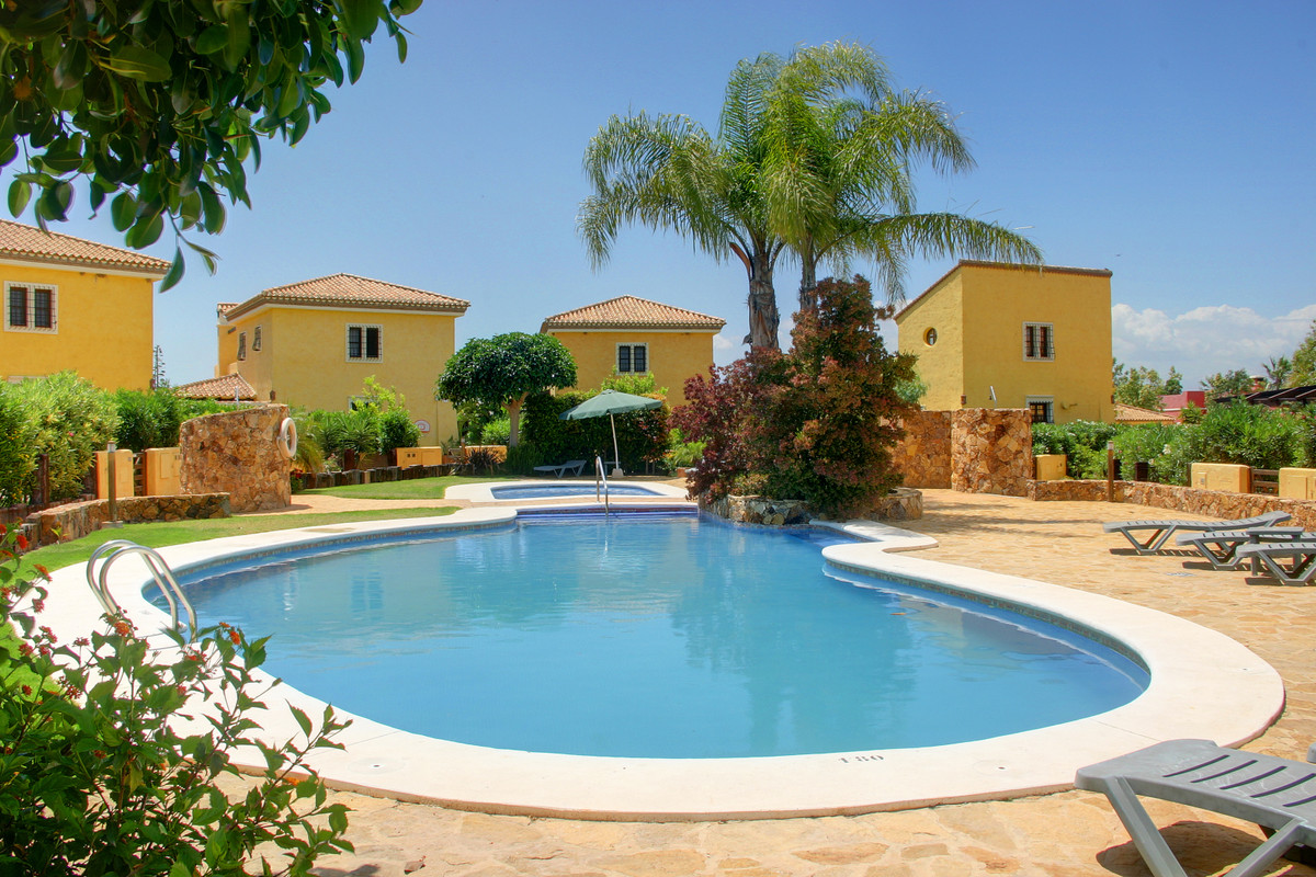 Villa de lujo en Desert Springs, Almería, Villa de lujo 4 dormitorios en Desert Springs, Almería. Vistas al golf, jardines privados, piscinas. Acabados premium. ¡Exclusividad y confort!