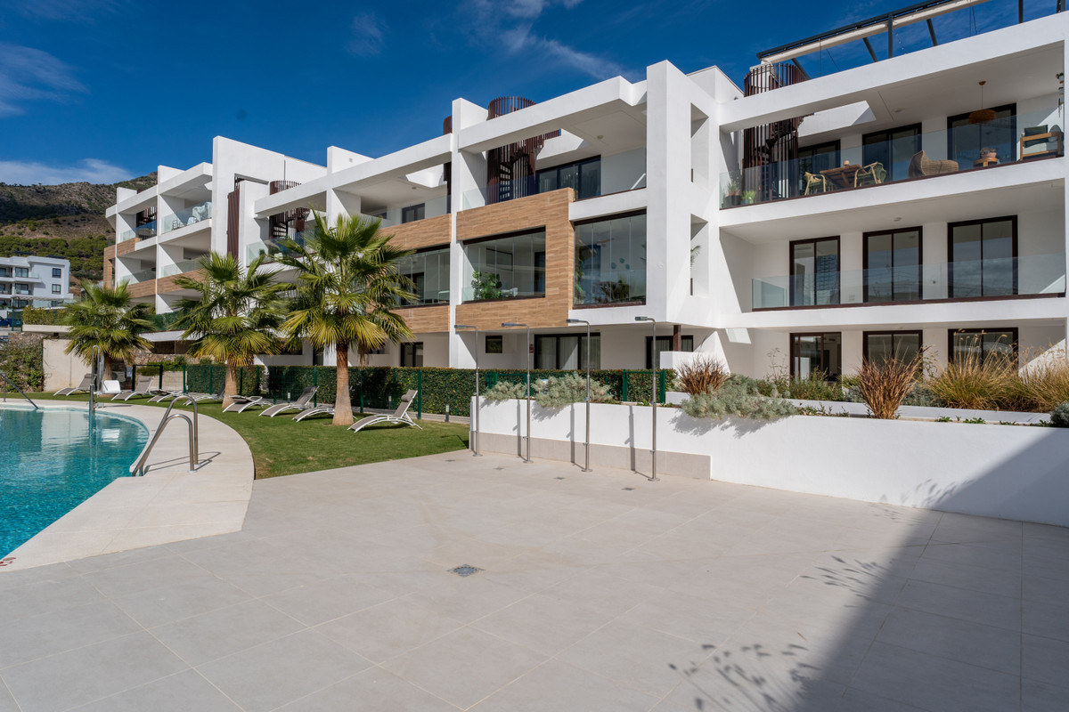 Lujo mediterráneo: Su nuevo hogar en Fuengirola, Residencias de obra nueva en Fuengirola, Costa del Sol. Apartamentos de lujo con terrazas, jardines y vistas al mar. Eficiencia energética y sostenibilidad.