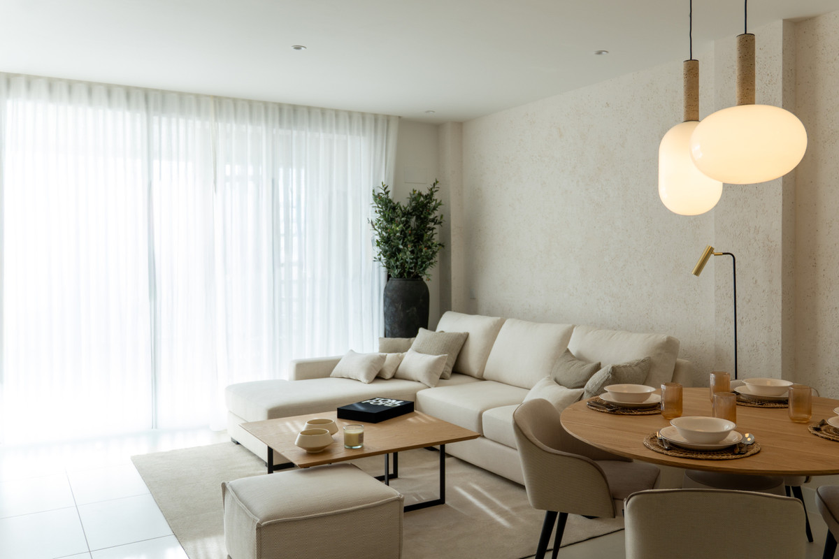 Lujo mediterráneo: Su nuevo hogar en Fuengirola, Residencias de obra nueva en Fuengirola, Costa del Sol. Apartamentos de lujo con terrazas, jardines y vistas al mar. Eficiencia energética y sostenibilidad.