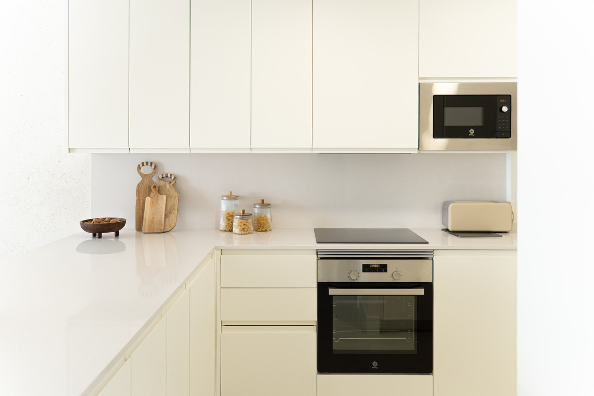 Lujo mediterráneo: Su nuevo hogar en Fuengirola, Residencias de obra nueva en Fuengirola, Costa del Sol. Apartamentos de lujo con terrazas, jardines y vistas al mar. Eficiencia energética y sostenibilidad.