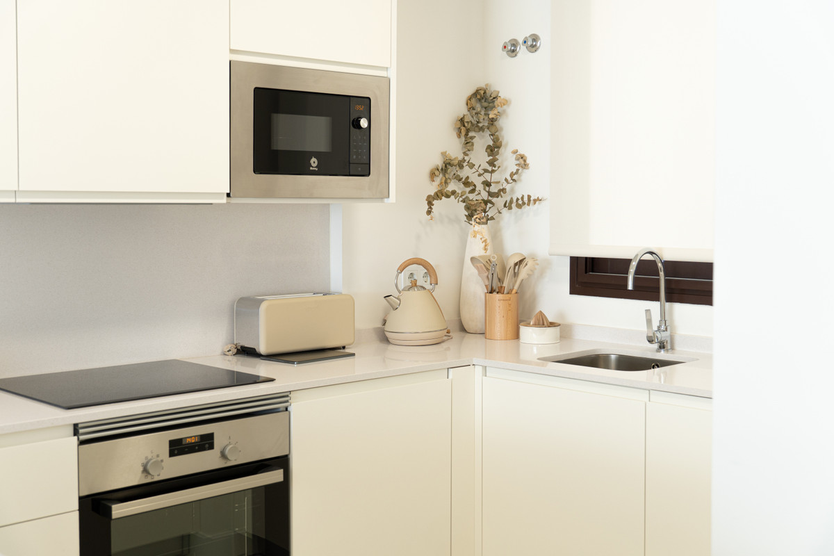 Lujo mediterráneo: Su nuevo hogar en Fuengirola, Residencias de obra nueva en Fuengirola, Costa del Sol. Apartamentos de lujo con terrazas, jardines y vistas al mar. Eficiencia energética y sostenibilidad.