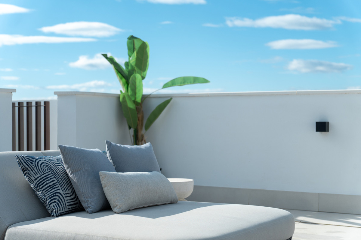 Lujo mediterráneo: Su nuevo hogar en Fuengirola, Residencias de obra nueva en Fuengirola, Costa del Sol. Apartamentos de lujo con terrazas, jardines y vistas al mar. Eficiencia energética y sostenibilidad.