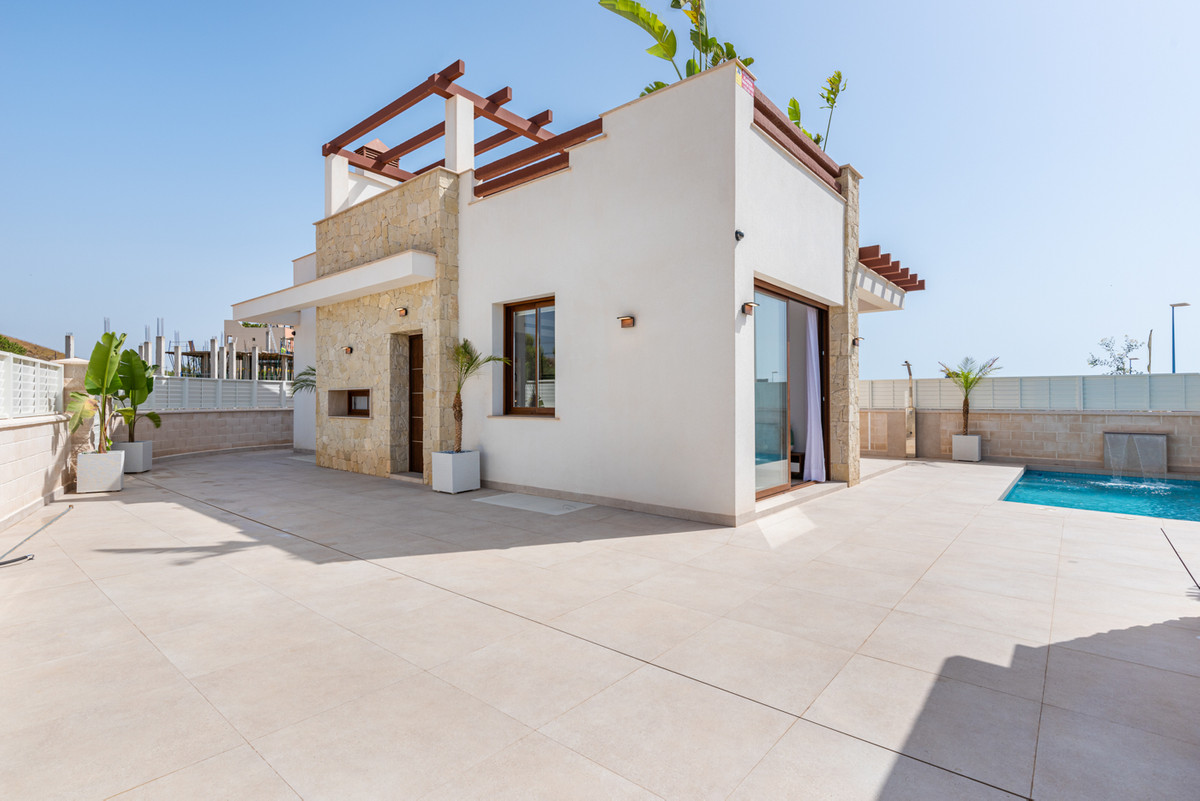 Villa de lujo a 200 m de la playa en Vera, Villas de obra nueva en Vera, Almería. A 200m de la playa. Piscinas privadas y parcelas amplias. ¡Estilo de vida mediterráneo!