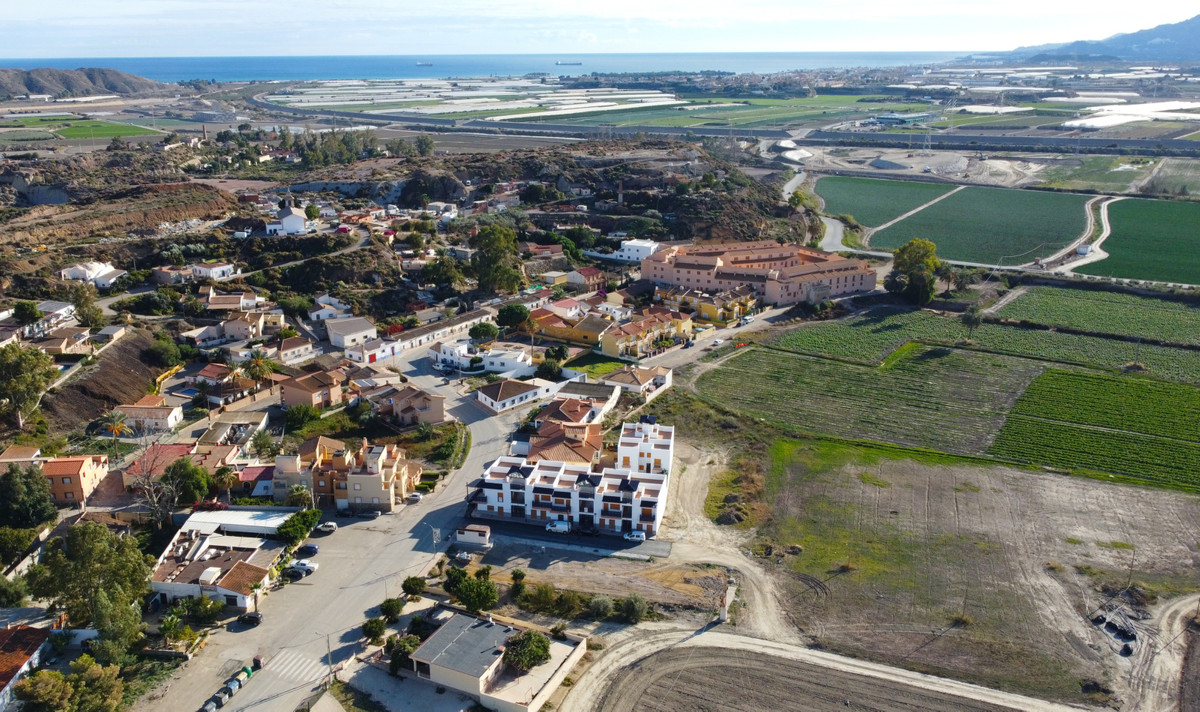 Tu oasis moderno en Las Herrerías, Almería, Descubre apartamentos de diseño en Las Herrerías, Almería. 2 hab, 2 baños, terraza, piscina. ¡Tu hogar mediterráneo ideal!