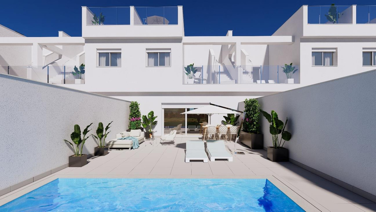 Villas de Lujo: Mar, Golf y Sol en Los Alcázares, Descubre 31 villas adosadas de lujo en Los Alcázares, Murcia. A metros del Mar Menor y golf La Serena. 3 dorm, terrazas, solárium. ¡Invierte en tu bienestar!