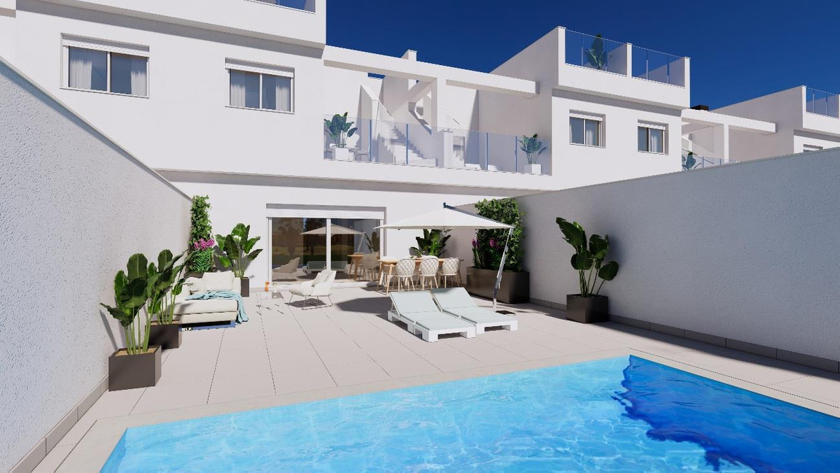 Villas de Lujo: Mar, Golf y Sol en Los Alcázares, Descubre 31 villas adosadas de lujo en Los Alcázares, Murcia. A metros del Mar Menor y golf La Serena. 3 dorm, terrazas, solárium. ¡Invierte en tu bienestar!