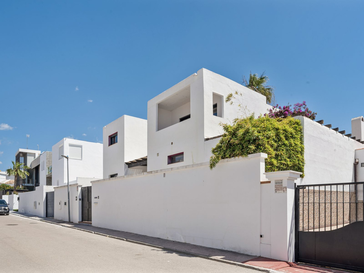 Bienvenido a Villa Sena, una impresionante villa de lujo contemporánea perfectamente ubicada a pocos minutos del mar Mediterráneo y del mundialmente famoso Puerto Banús. Combina una elegante arquitectura moderna...