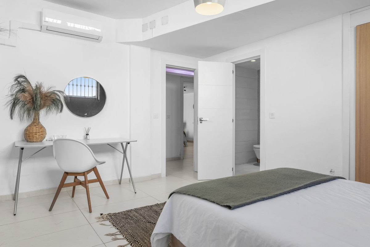 Bienvenido a Villa Sena, una impresionante villa de lujo contemporánea perfectamente ubicada a pocos minutos del mar Mediterráneo y del mundialmente famoso Puerto Banús. Combina una elegante arquitectura moderna...