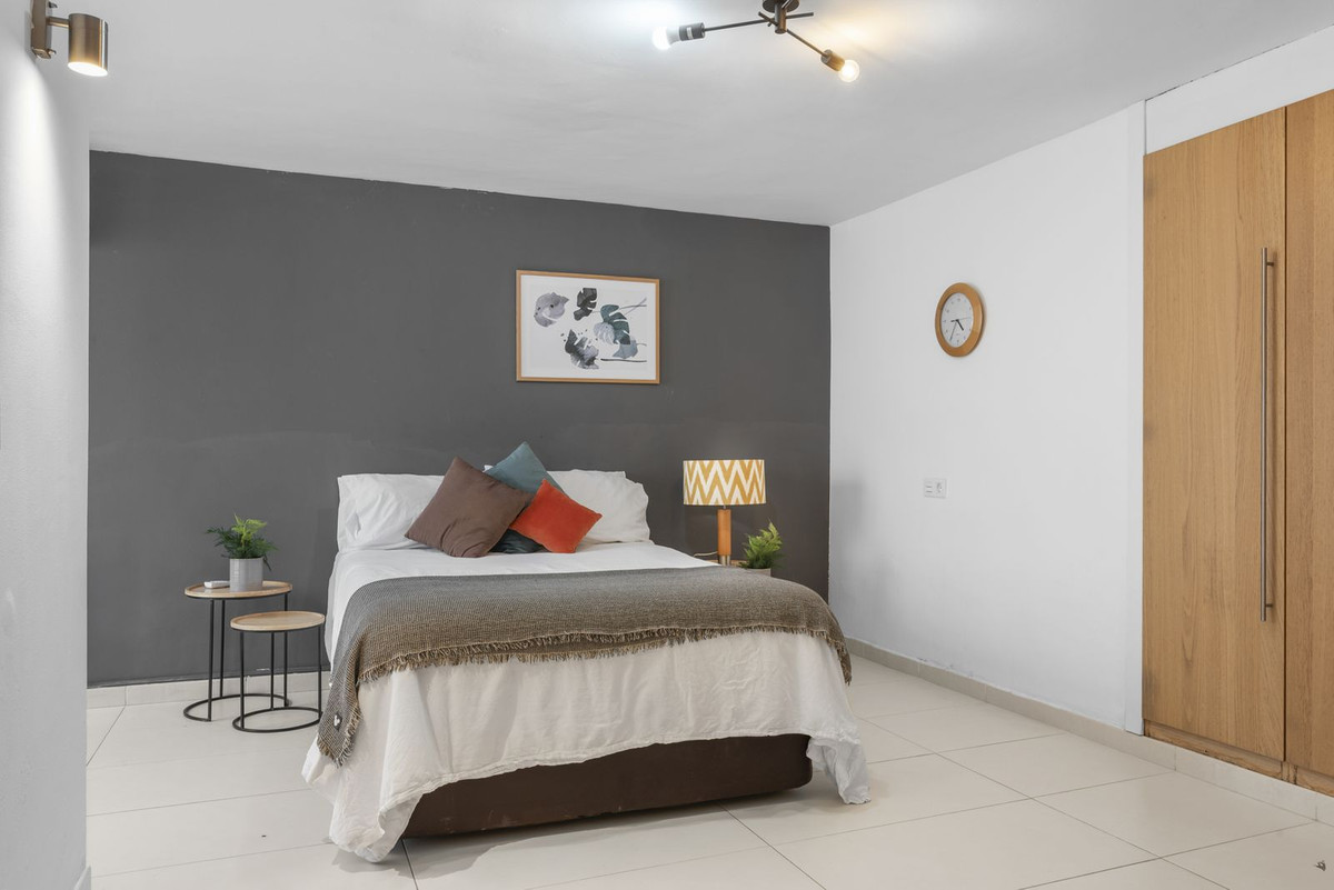Bienvenido a Villa Sena, una impresionante villa de lujo contemporánea perfectamente ubicada a pocos minutos del mar Mediterráneo y del mundialmente famoso Puerto Banús. Combina una elegante arquitectura moderna...