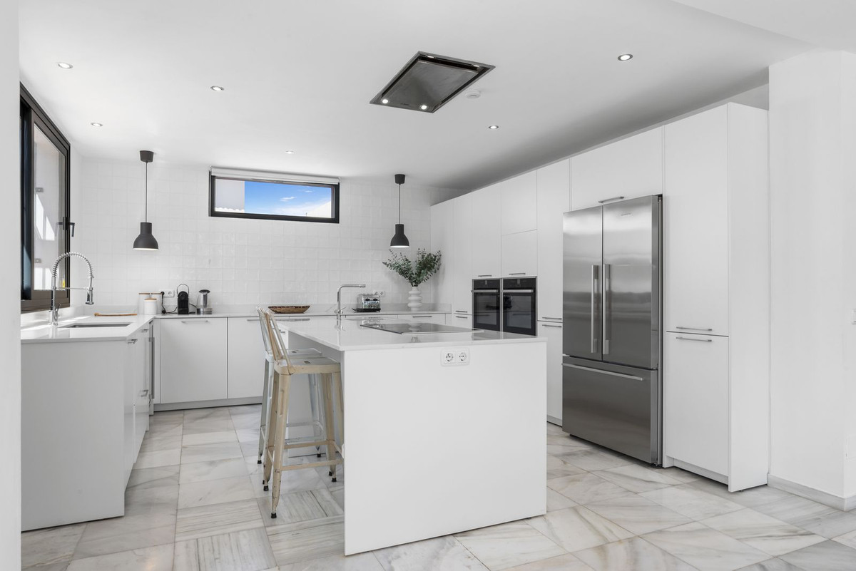 Bienvenido a Villa Sena, una impresionante villa de lujo contemporánea perfectamente ubicada a pocos minutos del mar Mediterráneo y del mundialmente famoso Puerto Banús. Combina una elegante arquitectura moderna...