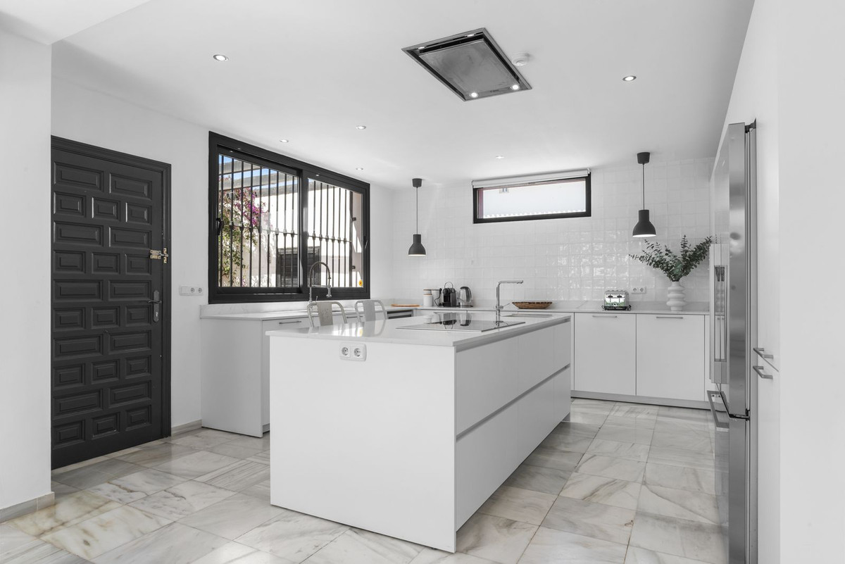 Bienvenido a Villa Sena, una impresionante villa de lujo contemporánea perfectamente ubicada a pocos minutos del mar Mediterráneo y del mundialmente famoso Puerto Banús. Combina una elegante arquitectura moderna...