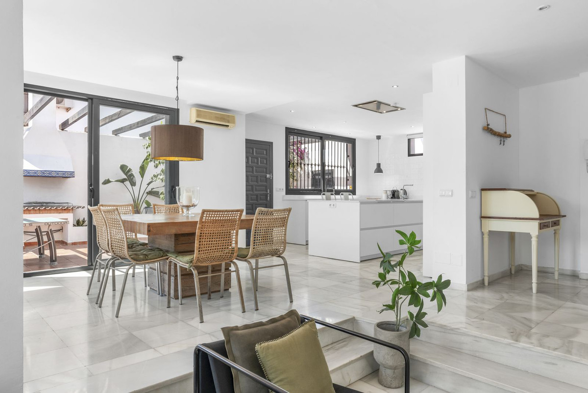 Bienvenido a Villa Sena, una impresionante villa de lujo contemporánea perfectamente ubicada a pocos minutos del mar Mediterráneo y del mundialmente famoso Puerto Banús. Combina una elegante arquitectura moderna...
