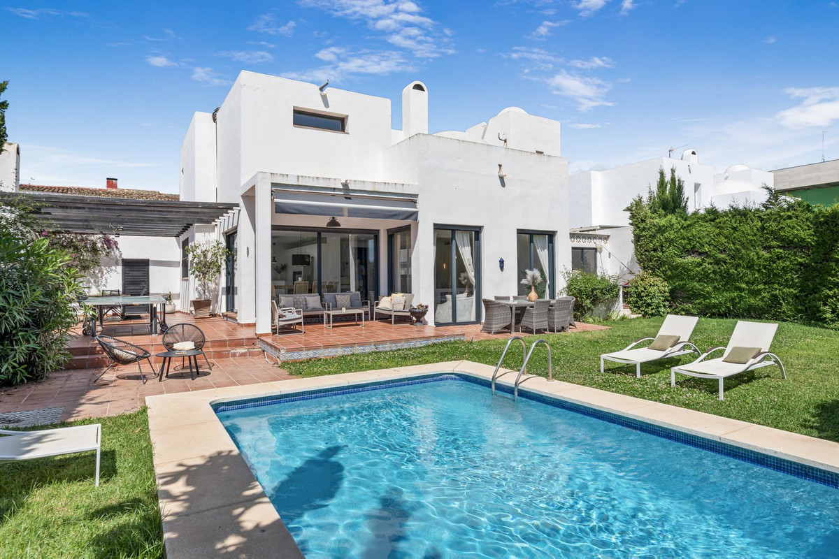Bienvenido a Villa Sena, una impresionante villa de lujo contemporánea perfectamente ubicada a pocos minutos del mar Mediterráneo y del mundialmente famoso Puerto Banús. Combina una elegante arquitectura moderna...