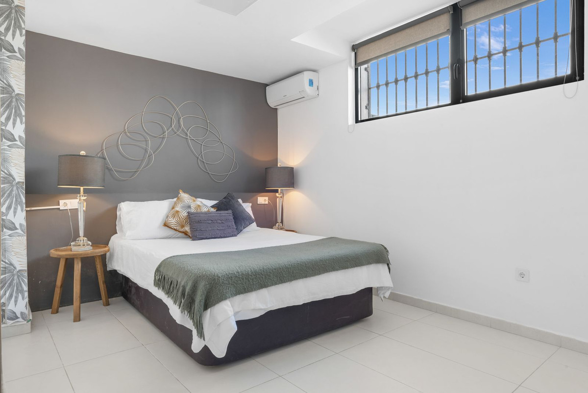 Bienvenido a Villa Sena, una impresionante villa de lujo contemporánea perfectamente ubicada a pocos minutos del mar Mediterráneo y del mundialmente famoso Puerto Banús. Combina una elegante arquitectura moderna...