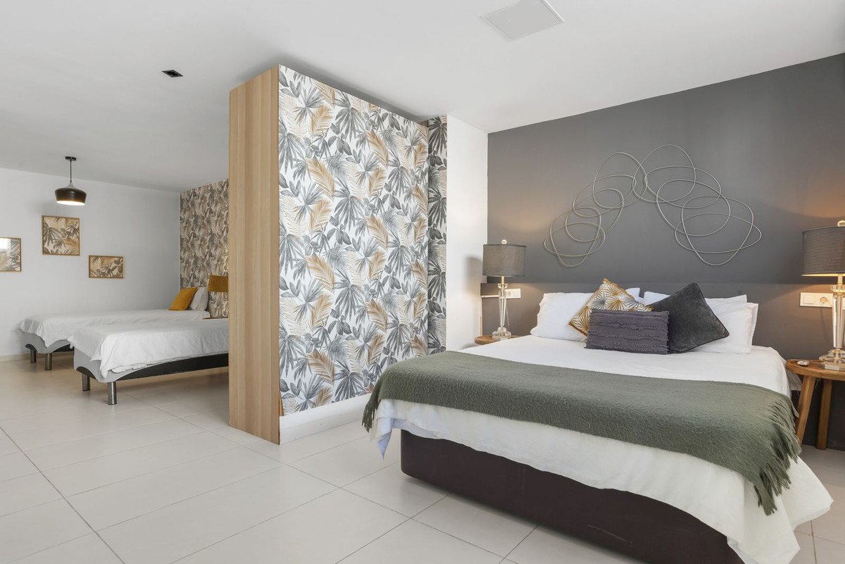 Bienvenido a Villa Sena, una impresionante villa de lujo contemporánea perfectamente ubicada a pocos minutos del mar Mediterráneo y del mundialmente famoso Puerto Banús. Combina una elegante arquitectura moderna...