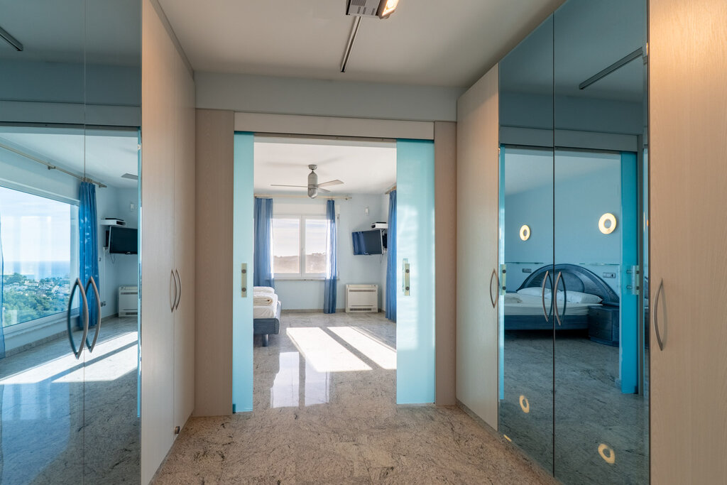 Espectacular villa de lujo con vistas panorámicas al mar, Moraira y el emblemático Peñón de Ifach en Calpe. Ubicada en una de las zonas más exclusivas de la Costa Blanca, esta propiedad combina...