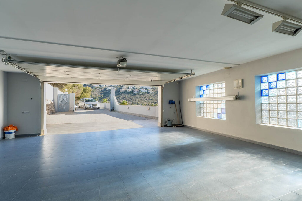 Espectacular villa de lujo con vistas panorámicas al mar, Moraira y el emblemático Peñón de Ifach en Calpe. Ubicada en una de las zonas más exclusivas de la Costa Blanca, esta propiedad combina...