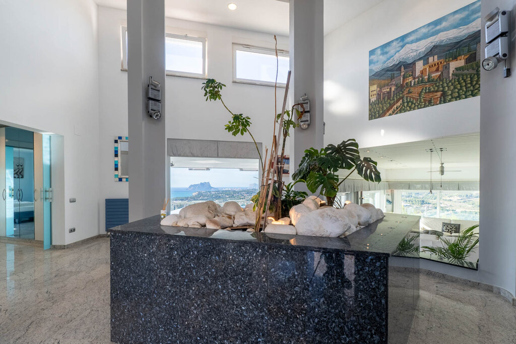 Espectacular villa de lujo con vistas panorámicas al mar, Moraira y el emblemático Peñón de Ifach en Calpe. Ubicada en una de las zonas más exclusivas de la Costa Blanca, esta propiedad combina...