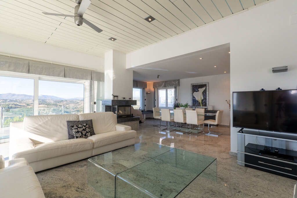 Espectacular villa de lujo con vistas panorámicas al mar, Moraira y el emblemático Peñón de Ifach en Calpe. Ubicada en una de las zonas más exclusivas de la Costa Blanca, esta propiedad combina...