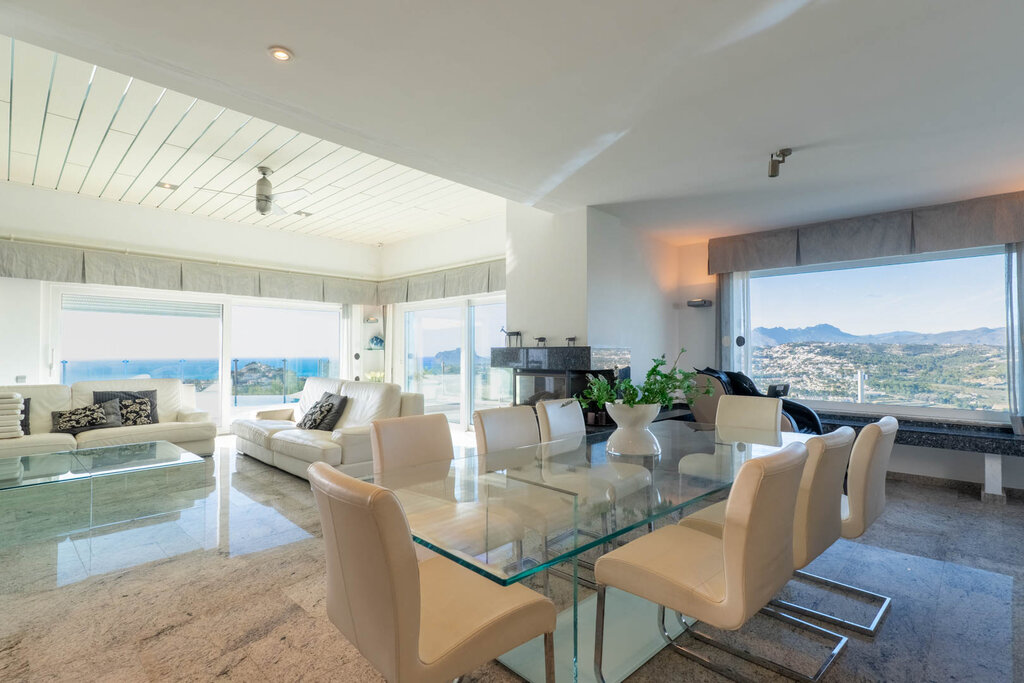 Espectacular villa de lujo con vistas panorámicas al mar, Moraira y el emblemático Peñón de Ifach en Calpe. Ubicada en una de las zonas más exclusivas de la Costa Blanca, esta propiedad combina...