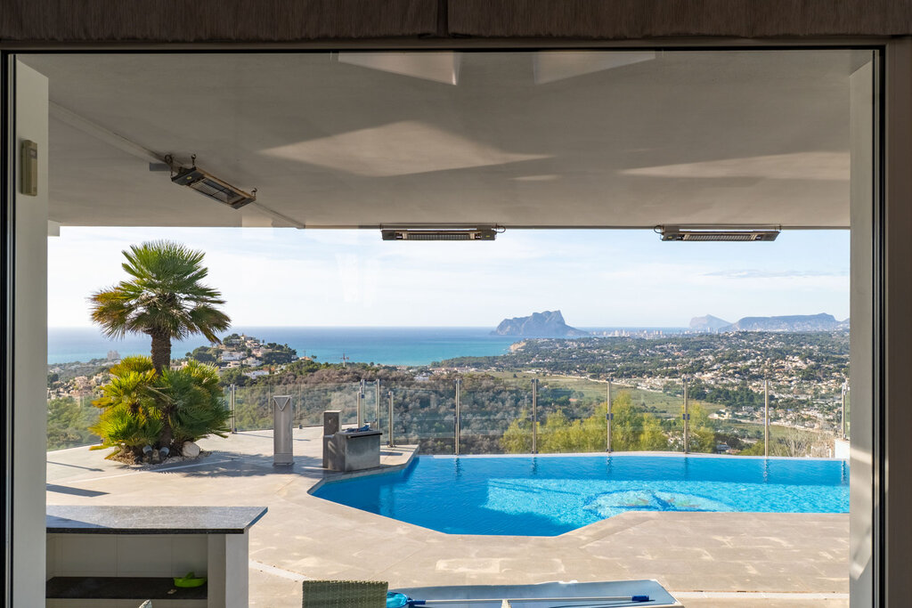 Espectacular villa de lujo con vistas panorámicas al mar, Moraira y el emblemático Peñón de Ifach en Calpe. Ubicada en una de las zonas más exclusivas de la Costa Blanca, esta propiedad combina...