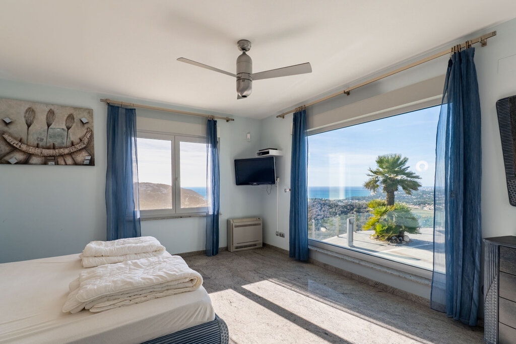 Espectacular villa de lujo con vistas panorámicas al mar, Moraira y el emblemático Peñón de Ifach en Calpe. Ubicada en una de las zonas más exclusivas de la Costa Blanca, esta propiedad combina...