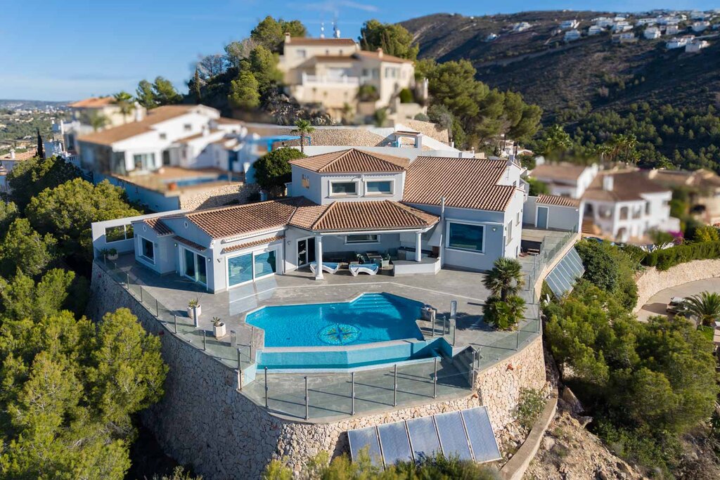 Espectacular villa de lujo con vistas panorámicas al mar, Moraira y el emblemático Peñón de Ifach en Calpe. Ubicada en una de las zonas más exclusivas de la Costa Blanca, esta propiedad combina...
