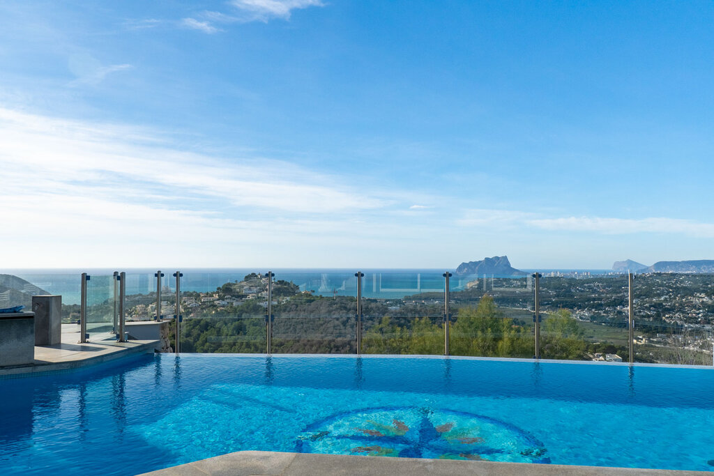 Espectacular villa de lujo con vistas panorámicas al mar, Moraira y el emblemático Peñón de Ifach en Calpe. Ubicada en una de las zonas más exclusivas de la Costa Blanca, esta propiedad combina...