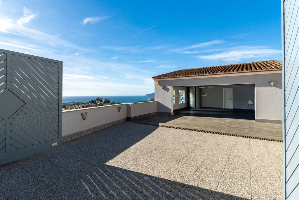 Espectacular villa de lujo con vistas panorámicas al mar, Moraira y el emblemático Peñón de Ifach en Calpe. Ubicada en una de las zonas más exclusivas de la Costa Blanca, esta propiedad combina...
