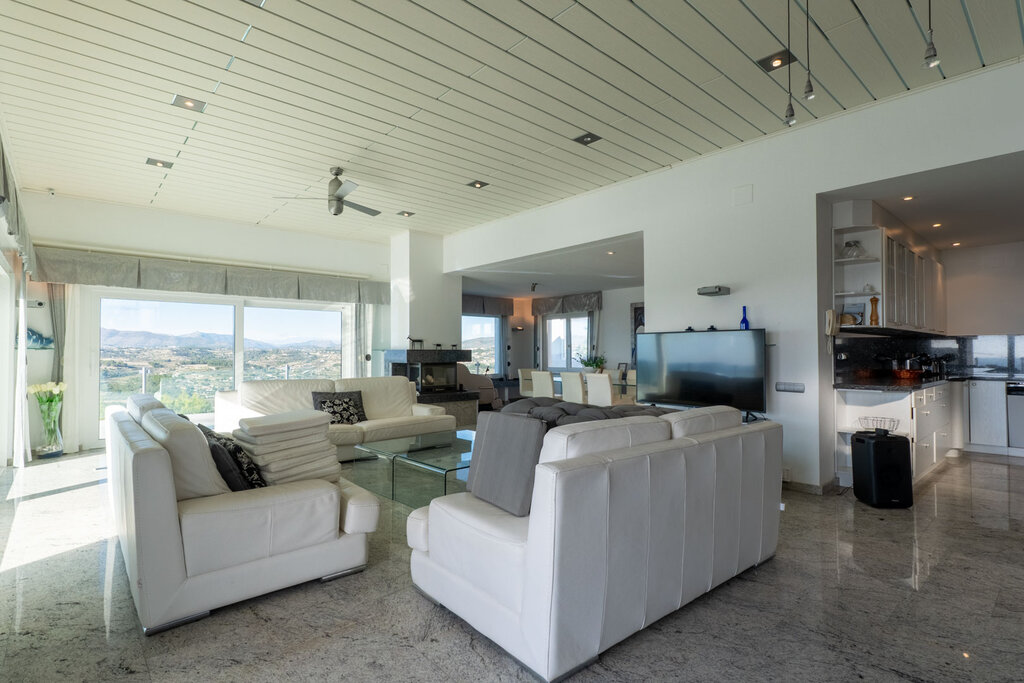 Espectacular villa de lujo con vistas panorámicas al mar, Moraira y el emblemático Peñón de Ifach en Calpe. Ubicada en una de las zonas más exclusivas de la Costa Blanca, esta propiedad combina...