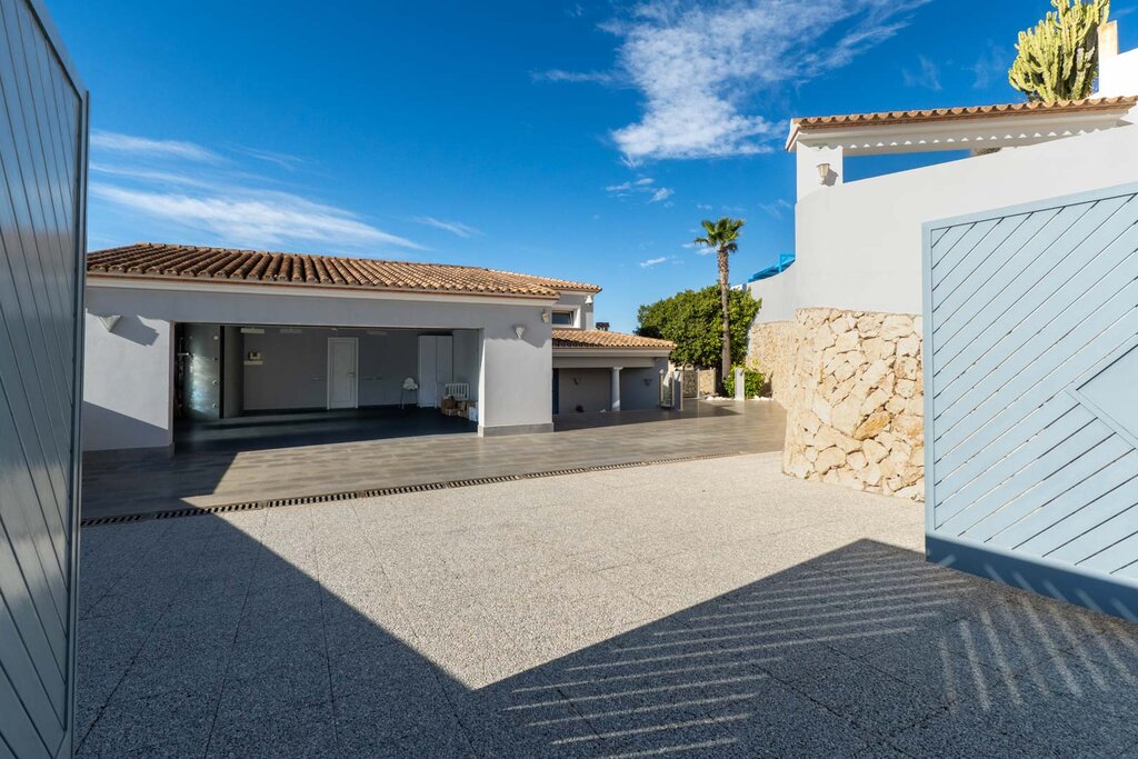 Espectacular villa de lujo con vistas panorámicas al mar, Moraira y el emblemático Peñón de Ifach en Calpe. Ubicada en una de las zonas más exclusivas de la Costa Blanca, esta propiedad combina...