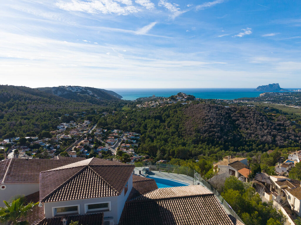 Espectacular villa de lujo con vistas panorámicas al mar, Moraira y el emblemático Peñón de Ifach en Calpe. Ubicada en una de las zonas más exclusivas de la Costa Blanca, esta propiedad combina...