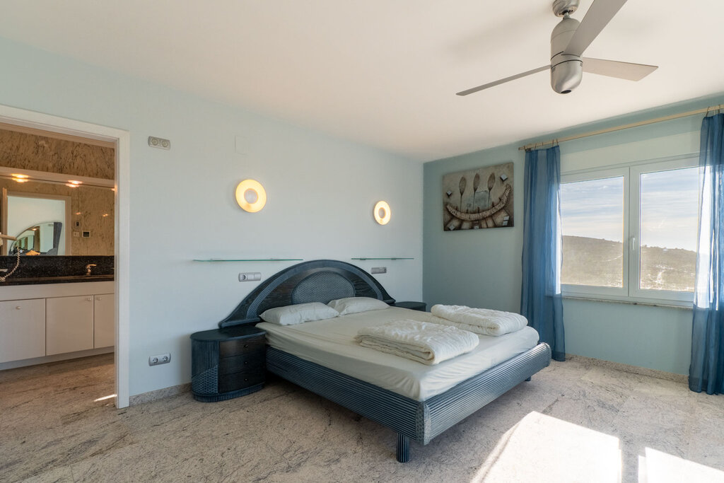 Espectacular villa de lujo con vistas panorámicas al mar, Moraira y el emblemático Peñón de Ifach en Calpe. Ubicada en una de las zonas más exclusivas de la Costa Blanca, esta propiedad combina...