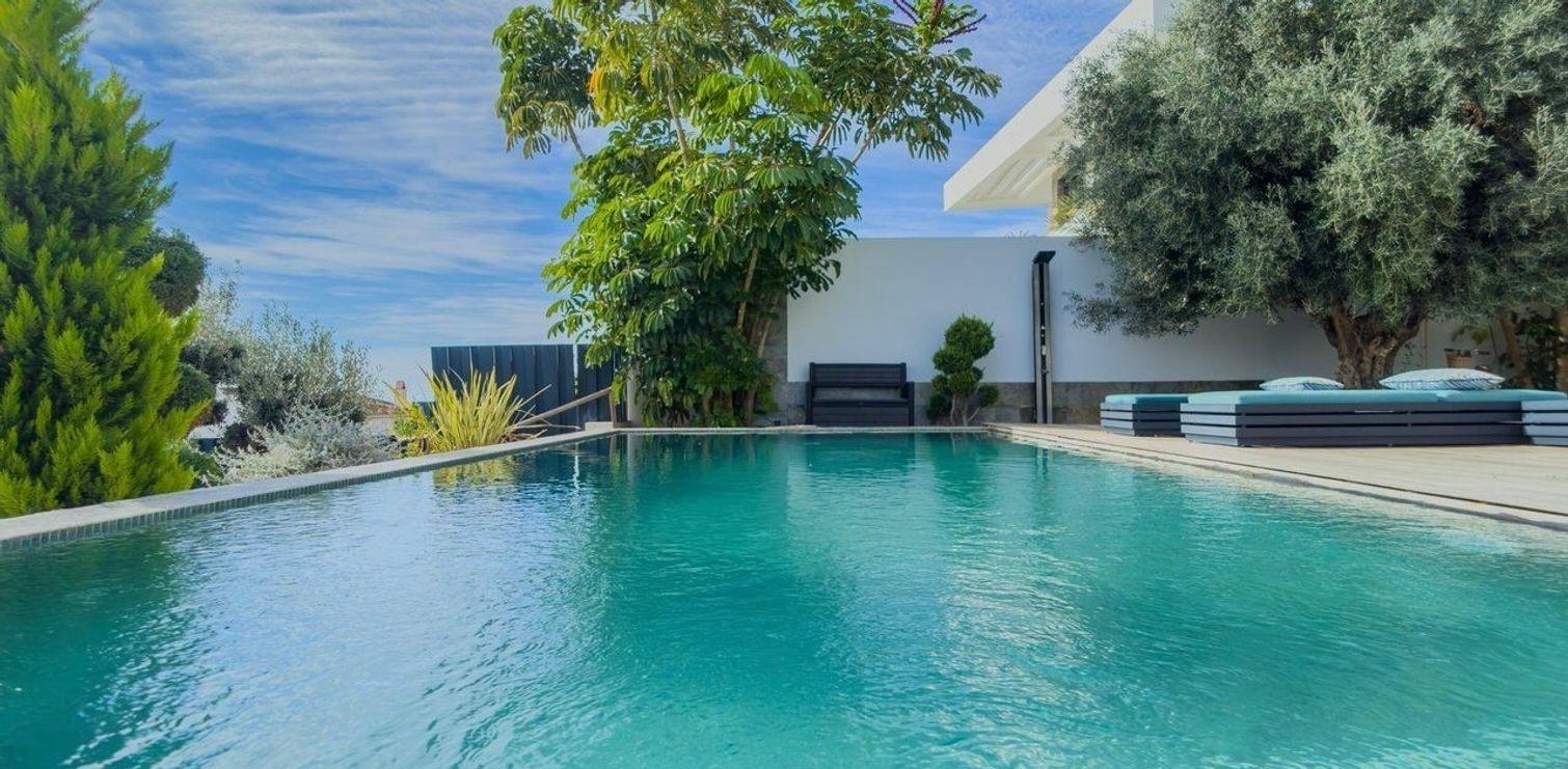 Villa de Lujo Exquisita en Sierra Cortina con Piscina y Vistas, Descubra esta villa de lujo en Sierra Cortina, Finestrat. 389m², 5 dorm, 5 baños, piscina privada, gimnasio y vistas espectaculares. ¡Viva el lujo y la privacid