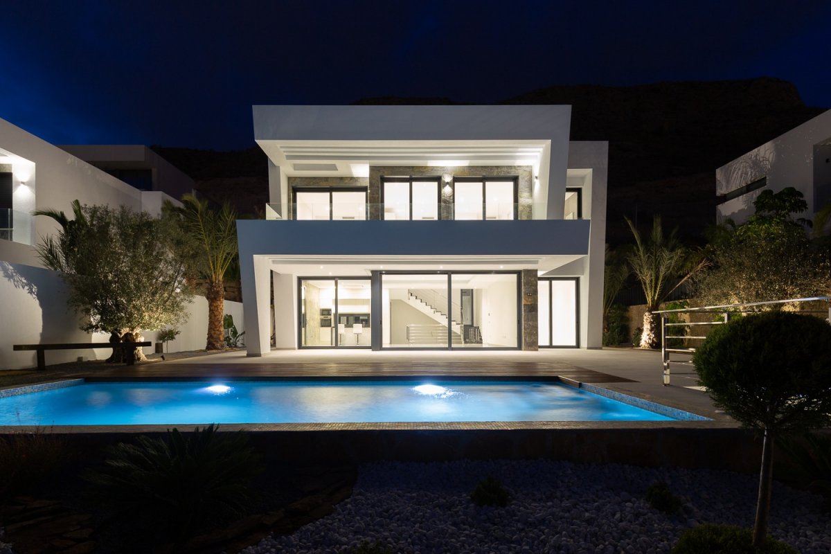 Villa de Lujo Exquisita en Sierra Cortina con Piscina y Vistas, Descubra esta villa de lujo en Sierra Cortina, Finestrat. 389m², 5 dorm, 5 baños, piscina privada, gimnasio y vistas espectaculares. ¡Viva el lujo y la privacid