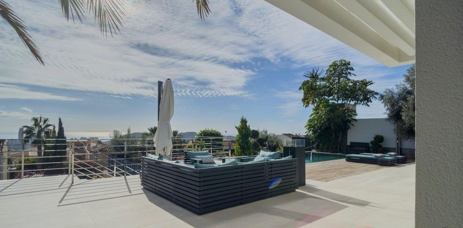 Villa de Lujo Exquisita en Sierra Cortina con Piscina y Vistas, Descubra esta villa de lujo en Sierra Cortina, Finestrat. 389m², 5 dorm, 5 baños, piscina privada, gimnasio y vistas espectaculares. ¡Viva el lujo y la privacid