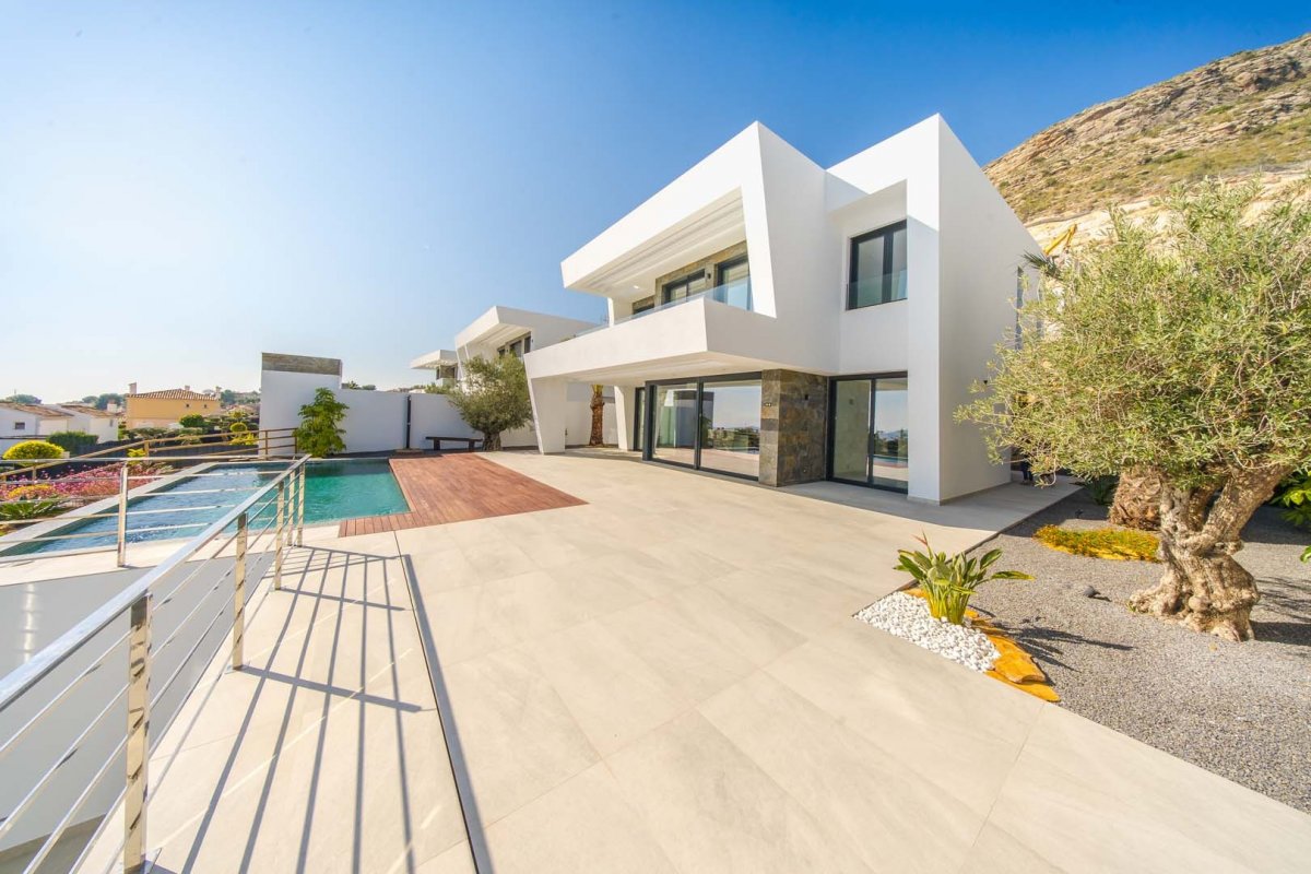 Villa de Lujo Exquisita en Sierra Cortina con Piscina y Vistas, Descubra esta villa de lujo en Sierra Cortina, Finestrat. 389m², 5 dorm, 5 baños, piscina privada, gimnasio y vistas espectaculares. ¡Viva el lujo y la privacid