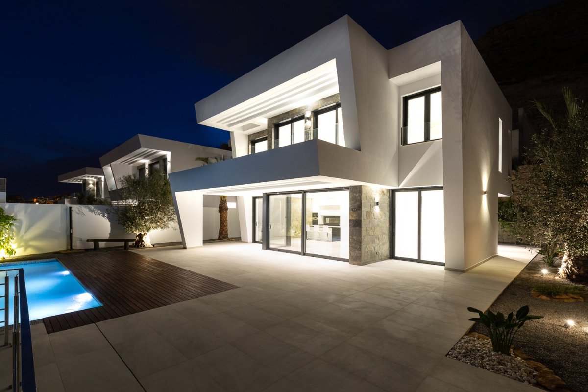 Villa de Lujo Exquisita en Sierra Cortina con Piscina y Vistas, Descubra esta villa de lujo en Sierra Cortina, Finestrat. 389m², 5 dorm, 5 baños, piscina privada, gimnasio y vistas espectaculares. ¡Viva el lujo y la privacid