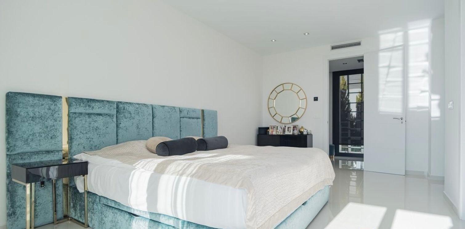 Villa de Lujo Exquisita en Sierra Cortina con Piscina y Vistas, Descubra esta villa de lujo en Sierra Cortina, Finestrat. 389m², 5 dorm, 5 baños, piscina privada, gimnasio y vistas espectaculares. ¡Viva el lujo y la privacid