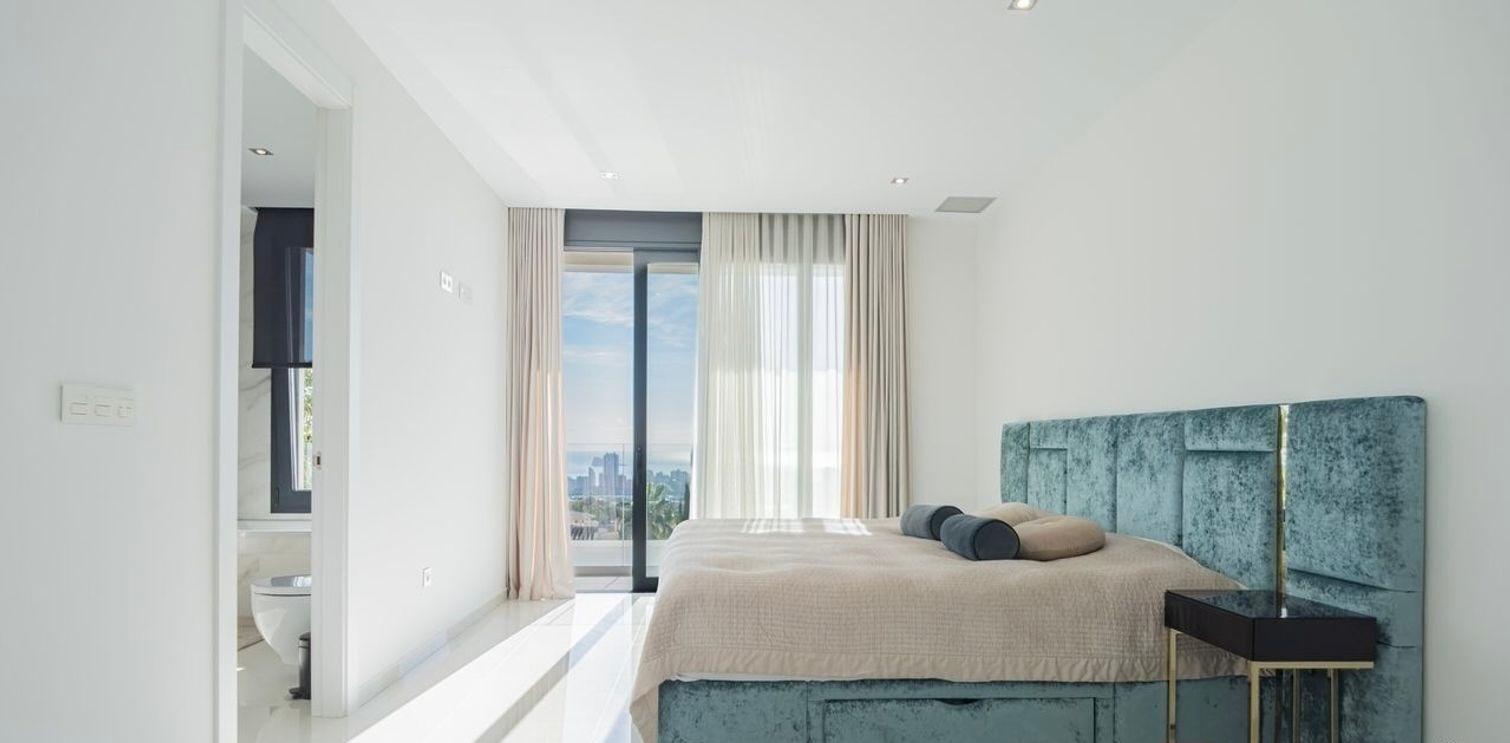 Villa de Lujo Exquisita en Sierra Cortina con Piscina y Vistas, Descubra esta villa de lujo en Sierra Cortina, Finestrat. 389m², 5 dorm, 5 baños, piscina privada, gimnasio y vistas espectaculares. ¡Viva el lujo y la privacid
