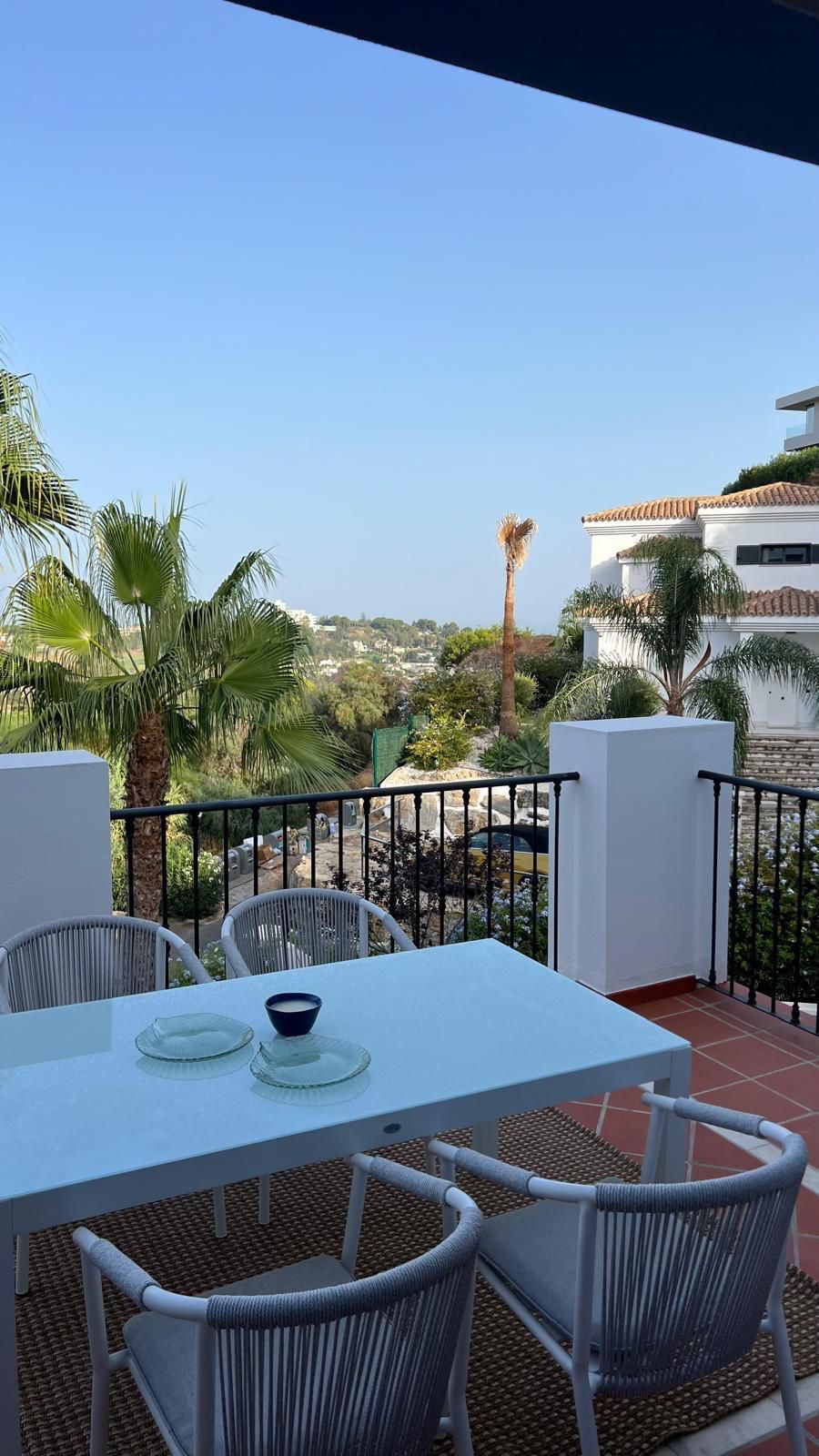 Exclusivo Ático 4 Dormitorios en Benahavís, Paraíso. Disponible Octubre., Ático de lujo 4 dorm. en Paraíso, Benahavís. Alquiler larga temporada. Disfruta de terraza, piscinas, gimnasio y seguridad 24/7. Vive la exclusiva Costa del Sol