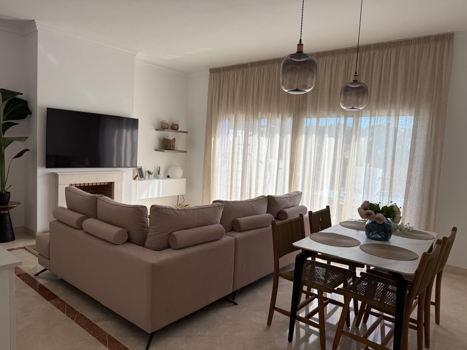 Exclusivo Ático 4 Dormitorios en Benahavís, Paraíso. Disponible Octubre., Ático de lujo 4 dorm. en Paraíso, Benahavís. Alquiler larga temporada. Disfruta de terraza, piscinas, gimnasio y seguridad 24/7. Vive la exclusiva Costa del Sol