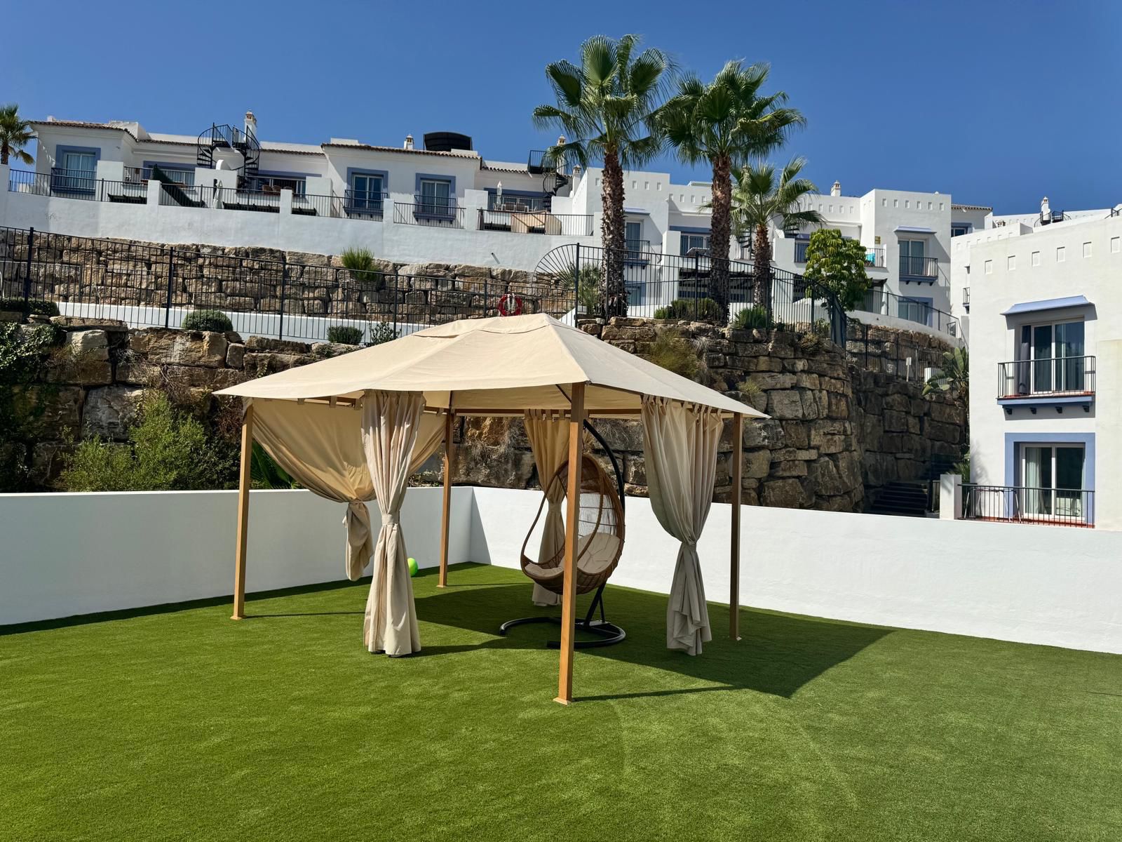 Exclusivo Ático 4 Dormitorios en Benahavís, Paraíso. Disponible Octubre., Ático de lujo 4 dorm. en Paraíso, Benahavís. Alquiler larga temporada. Disfruta de terraza, piscinas, gimnasio y seguridad 24/7. Vive la exclusiva Costa del Sol