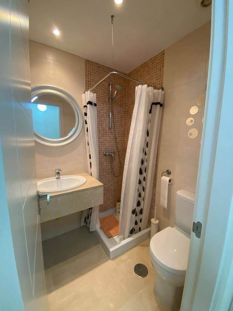 Exclusivo Ático 4 Dormitorios en Benahavís, Paraíso. Disponible Octubre., Ático de lujo 4 dorm. en Paraíso, Benahavís. Alquiler larga temporada. Disfruta de terraza, piscinas, gimnasio y seguridad 24/7. Vive la exclusiva Costa del Sol