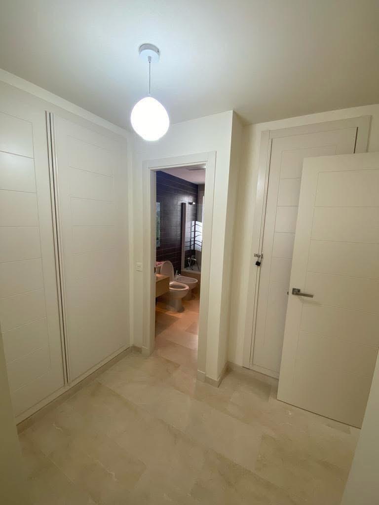 Exclusivo Ático 4 Dormitorios en Benahavís, Paraíso. Disponible Octubre., Ático de lujo 4 dorm. en Paraíso, Benahavís. Alquiler larga temporada. Disfruta de terraza, piscinas, gimnasio y seguridad 24/7. Vive la exclusiva Costa del Sol