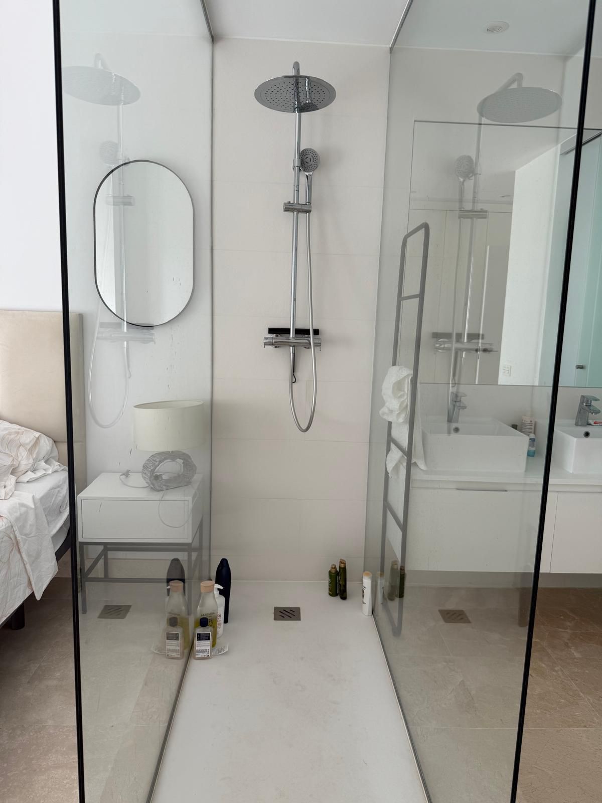 Exclusivo Ático 4 Dormitorios en Benahavís, Paraíso. Disponible Octubre., Ático de lujo 4 dorm. en Paraíso, Benahavís. Alquiler larga temporada. Disfruta de terraza, piscinas, gimnasio y seguridad 24/7. Vive la exclusiva Costa del Sol