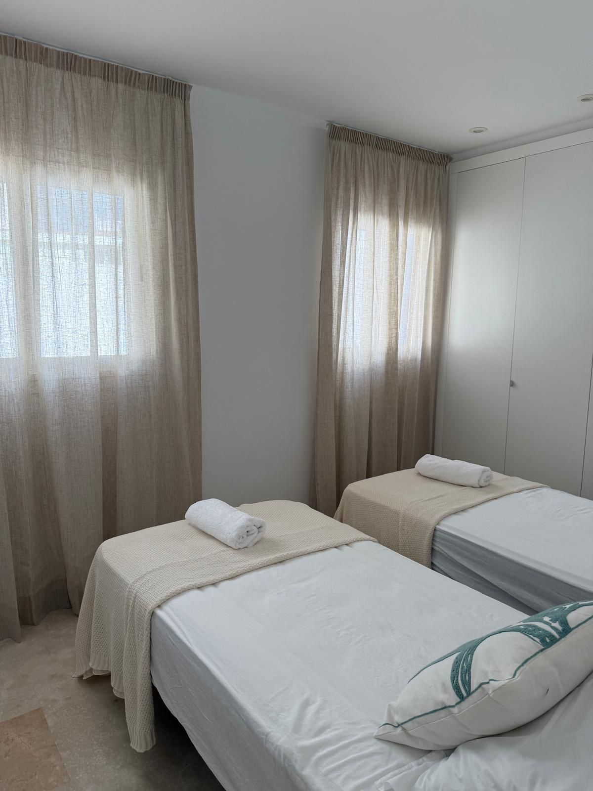 Exclusivo Ático 4 Dormitorios en Benahavís, Paraíso. Disponible Octubre., Ático de lujo 4 dorm. en Paraíso, Benahavís. Alquiler larga temporada. Disfruta de terraza, piscinas, gimnasio y seguridad 24/7. Vive la exclusiva Costa del Sol