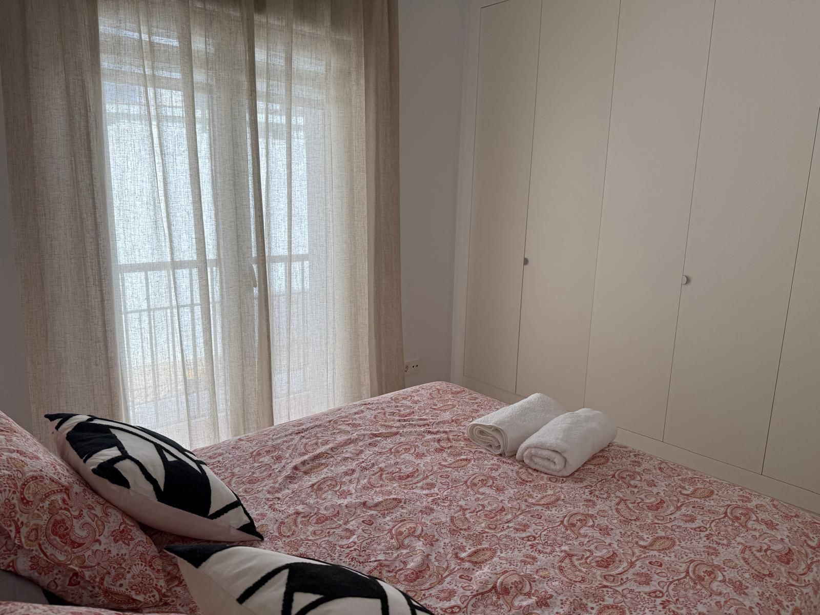 Exclusivo Ático 4 Dormitorios en Benahavís, Paraíso. Disponible Octubre., Ático de lujo 4 dorm. en Paraíso, Benahavís. Alquiler larga temporada. Disfruta de terraza, piscinas, gimnasio y seguridad 24/7. Vive la exclusiva Costa del Sol