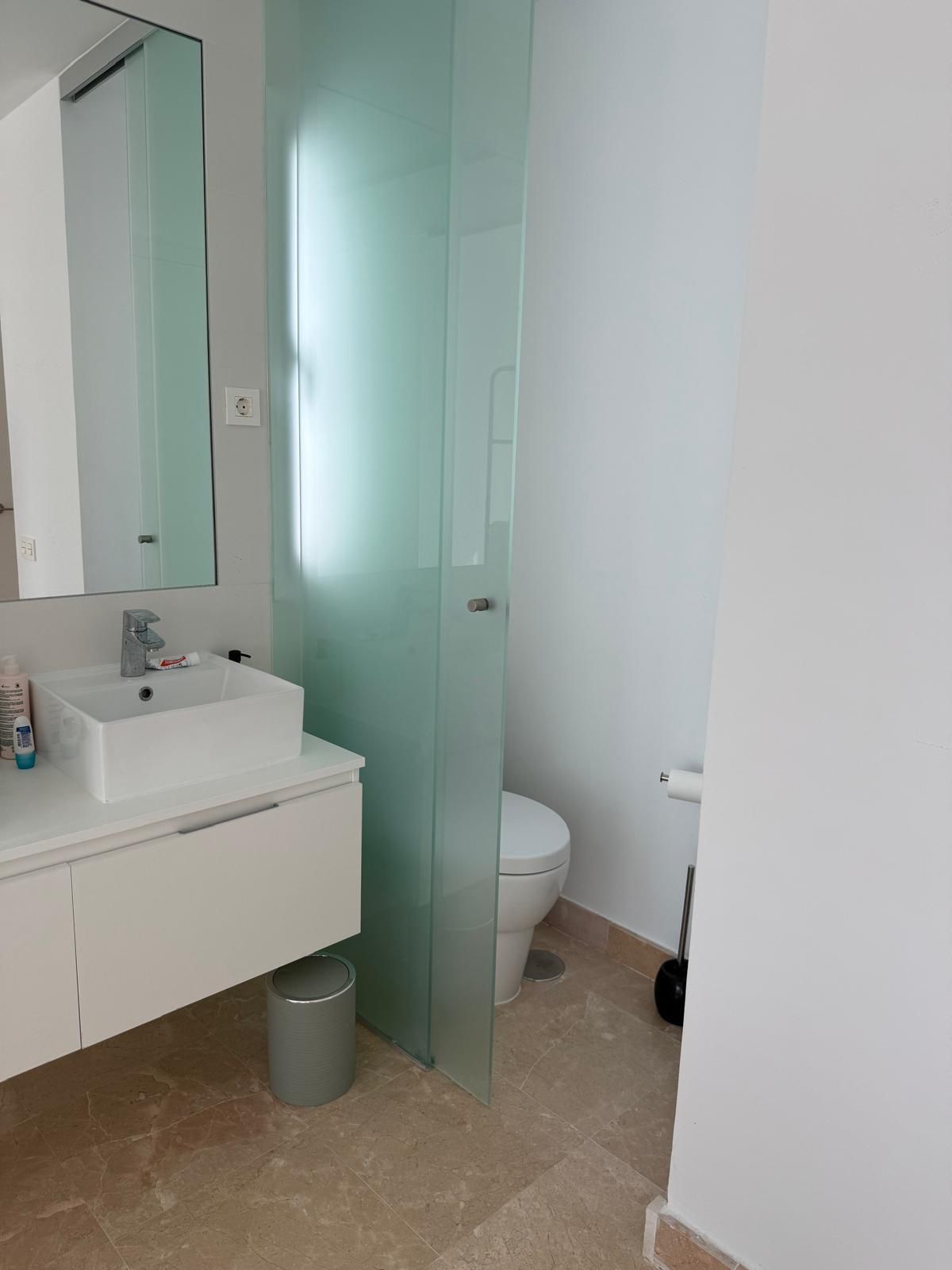 Exclusivo Ático 4 Dormitorios en Benahavís, Paraíso. Disponible Octubre., Ático de lujo 4 dorm. en Paraíso, Benahavís. Alquiler larga temporada. Disfruta de terraza, piscinas, gimnasio y seguridad 24/7. Vive la exclusiva Costa del Sol